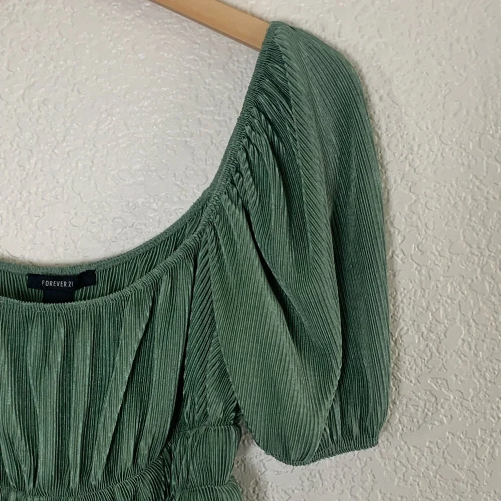 Forever 21 | Like new green peasant top puffed sleeve cropped size medium - Picture 3 of 6
